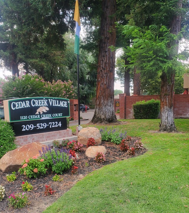 CEDAR CREEK VILLAGE APARTMENTS in Modesto, CA - Building Photo