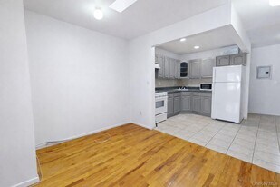 101-25 111th St in Queens, NY - Building Photo