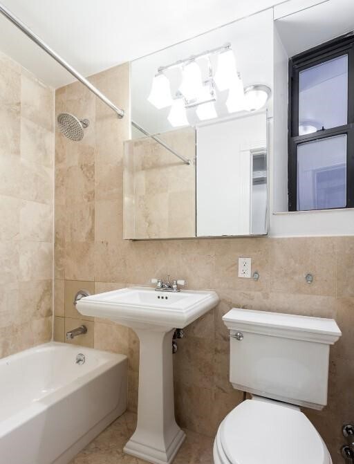 422 E 9th St in New York, NY - Building Photo - Building Photo