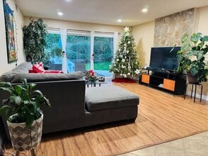 24150 Willow Creek Rd in Pomona, CA - Foto de edificio - Building Photo