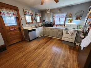 410 S Parker Dr in Janesville, WI - Foto de edificio - Building Photo