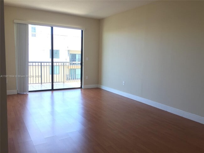 3590 Coral Way, Unit 908 in Miami, FL - Foto de edificio - Building Photo