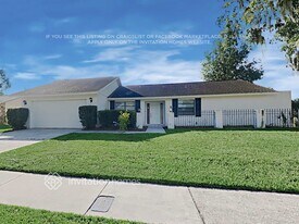 1207 Sandalwood Dr in Plant City, FL - Building Photo