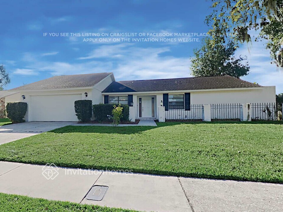 1207 Sandalwood Dr in Plant City, FL - Building Photo