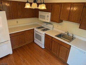 8 Bateman Way in Hillsborough Township, NJ - Building Photo - Building Photo