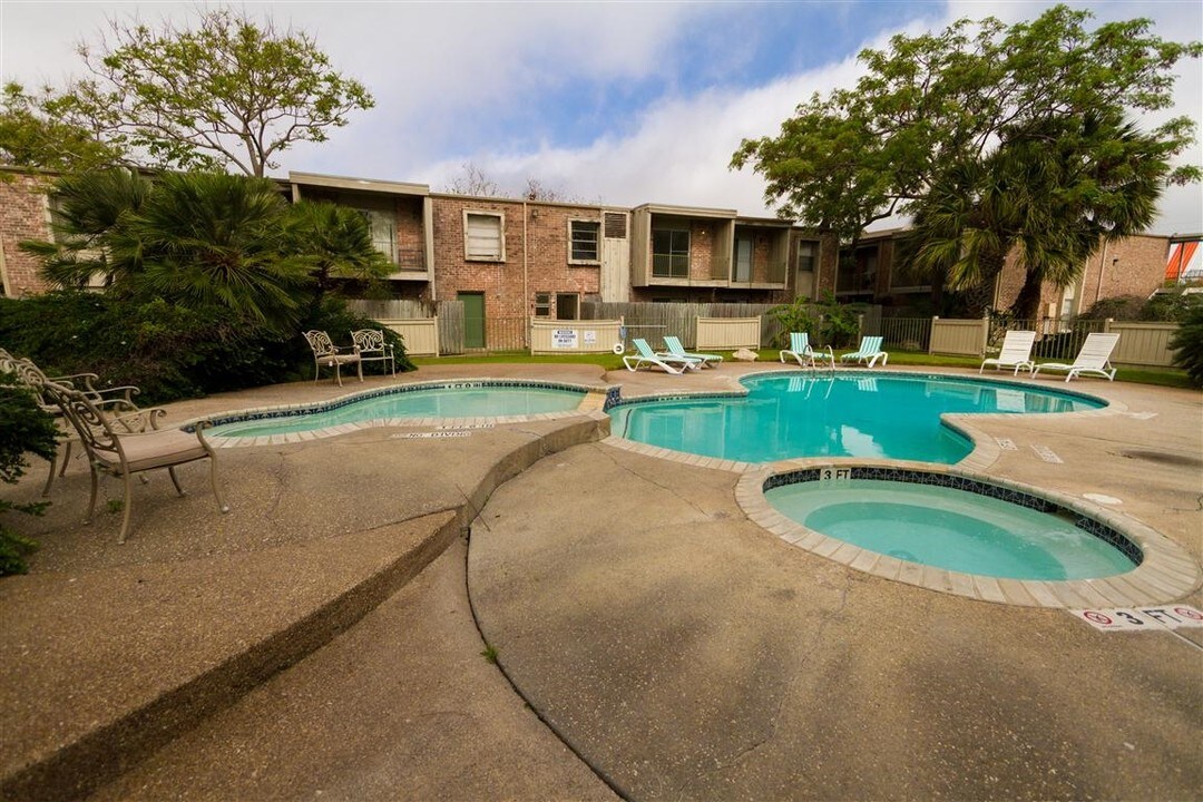 The Fountains Apartments in Corpus Christi, TX - Building Photo