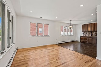 17 Edgar Ct in Huntington, NY - Foto de edificio - Building Photo