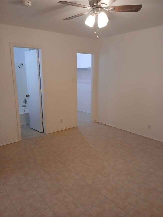 3305 Fallmeadow St in Denton, TX - Building Photo - Building Photo