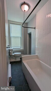 133 W Sharpnack St photo'