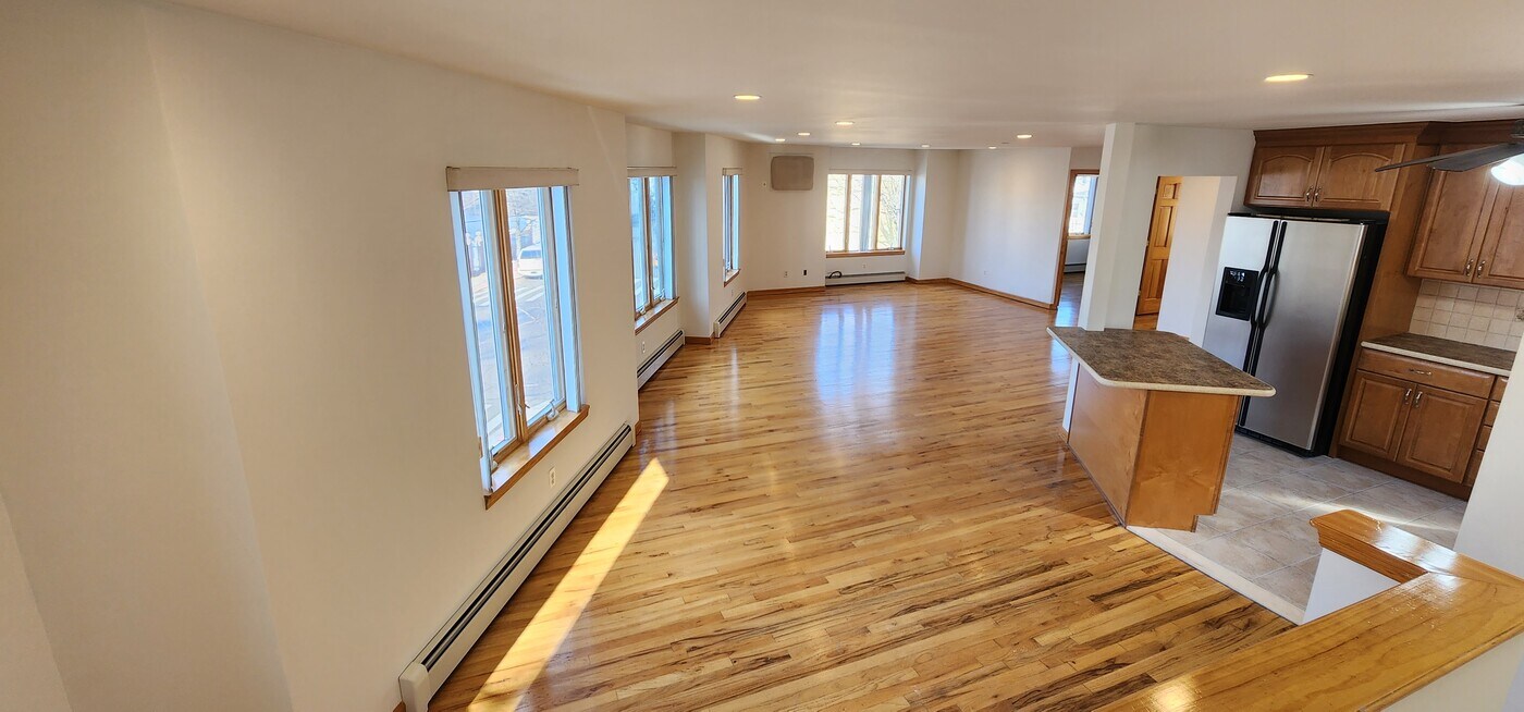 10305 95th St in Ozone Park, NY - Building Photo