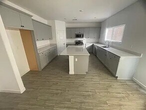 9613 Greenwood Gln Ln in Bakersfield, CA - Building Photo - Building Photo