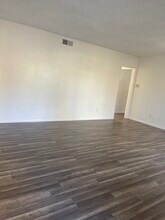 555 Greenbrier Dr, Unit 30 in Oceanside, CA - Building Photo - Building Photo