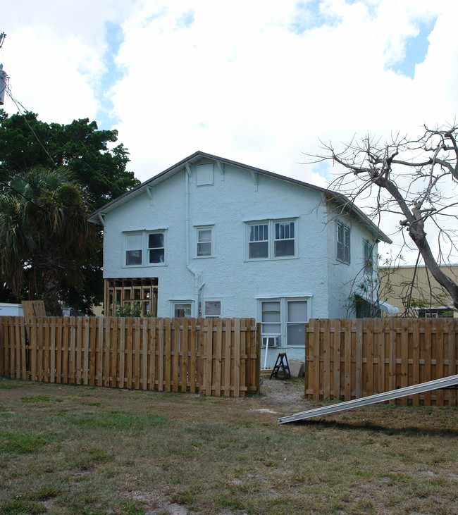 22 SE 10th Ter in Dania Beach, FL - Building Photo - Building Photo