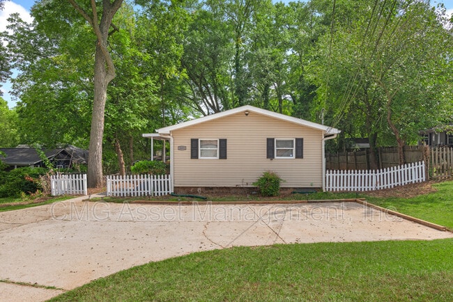 2051 College Ave NE in Atlanta, GA - Building Photo - Building Photo