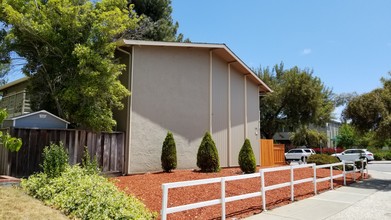 170 Acalanes Dr in Sunnyvale, CA - Building Photo - Building Photo