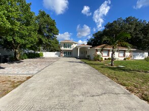 1107 Seffner Valrico Rd in Valrico, FL - Building Photo - Building Photo