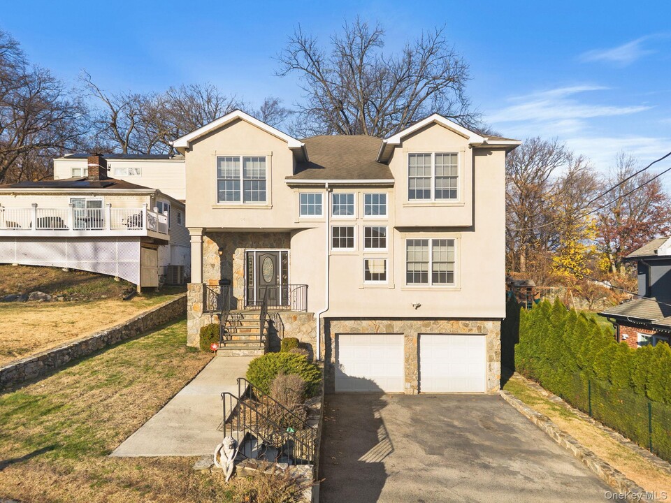 44 Hillwood Pl in Yonkers, NY - Building Photo