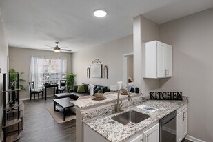 Independence Place in Hinesville, GA - Building Photo