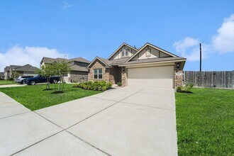 15207 Lakewood Ave in Mont Belvieu, TX - Building Photo - Building Photo