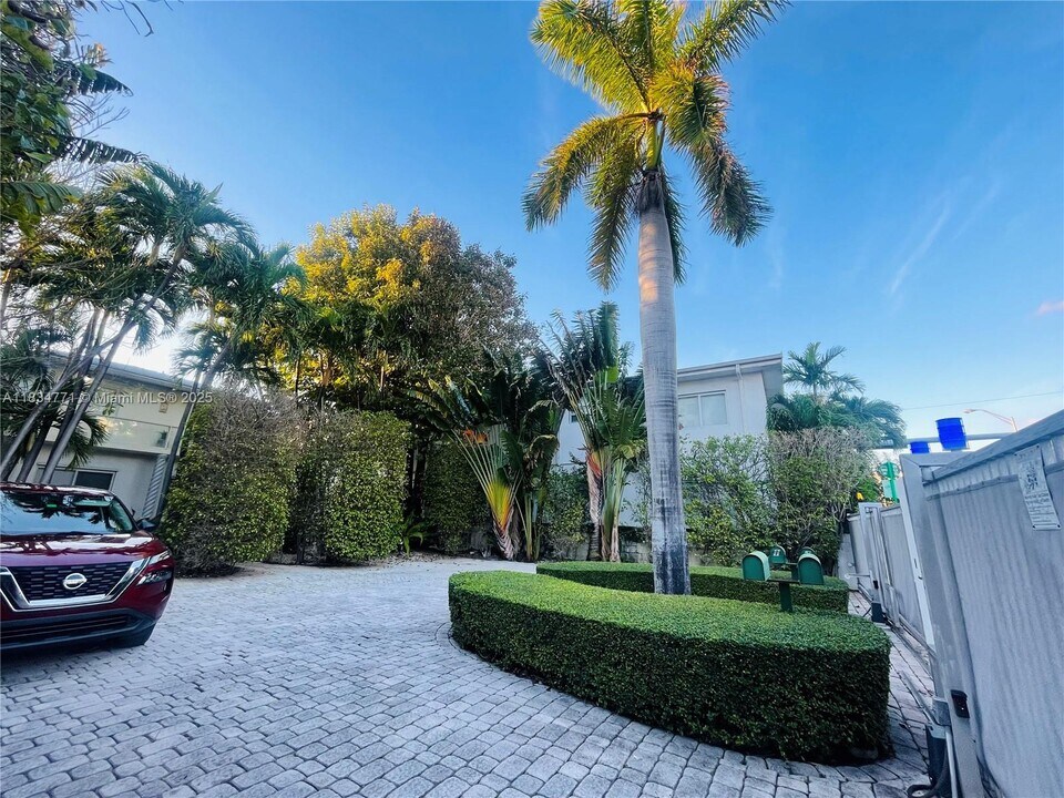8036 Harding Ave in Miami Beach, FL - Building Photo