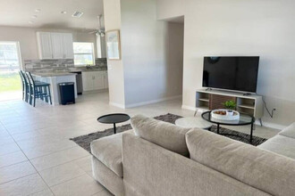 642 NE 7th Ave in Cape Coral, FL - Building Photo - Building Photo
