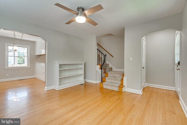 property at 425 E Luray Ave