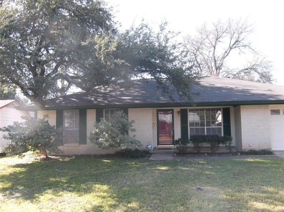 2111 Falcon Hill Dr in Austin, TX - Foto de edificio