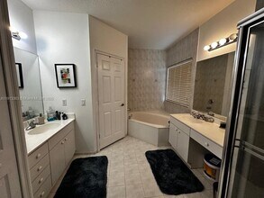 4444 NW 109th Psge in Doral, FL - Foto de edificio - Building Photo