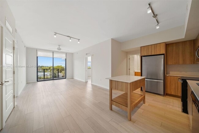 555 NE 8th St, Unit 0601 in Fort Lauderdale, FL - Building Photo - Building Photo