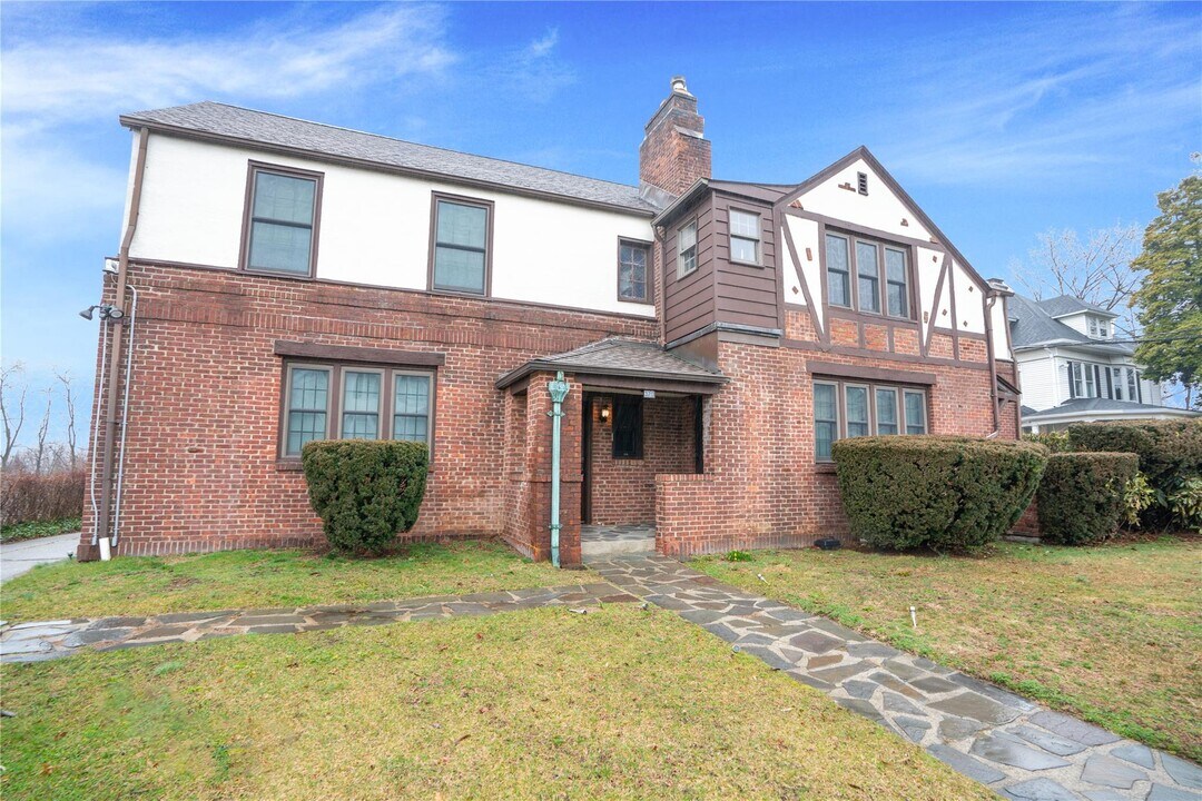 320 Simpson Pl in Peekskill, NY - Building Photo