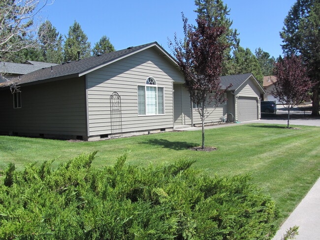 1636 SE Virginia Rd in Bend, OR - Foto de edificio - Building Photo