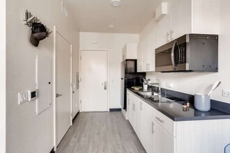 4252 Crenshaw in Los Angeles, CA - Building Photo - Interior Photo