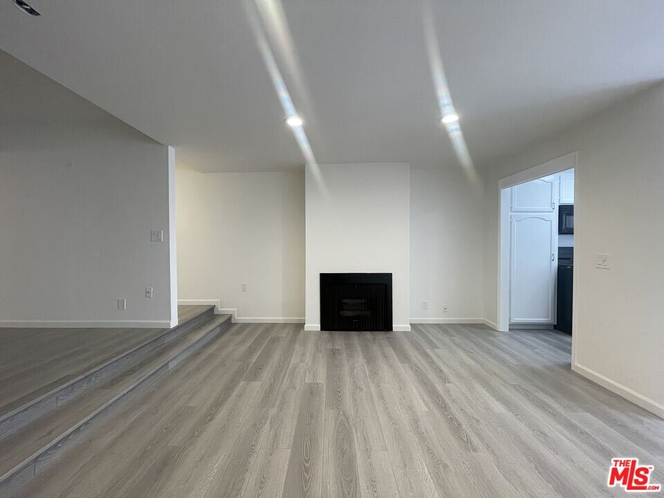 1338 N Sierra Bonita Ave in West Hollywood, CA - Building Photo