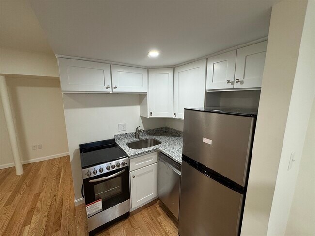 1725 Commonwealth Ave in Boston, MA - Building Photo - Building Photo
