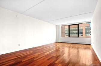 4 Martine Ave in White Plains, NY - Building Photo - Building Photo