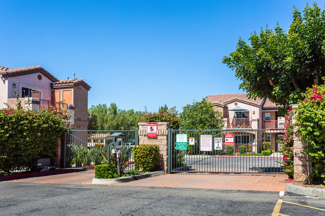 Parkwood Apartments in Yorba Linda, CA - Foto de edificio - Building Photo