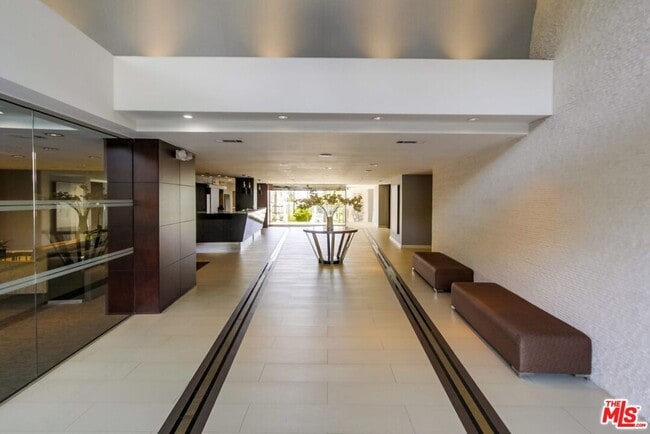 7250 Franklin Ave in Los Angeles, CA - Building Photo - Building Photo