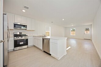 905 Pertuso Ln in Huffman, TX - Foto de edificio - Building Photo