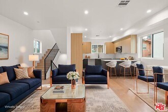 913 N Hobart Blvd in Los Angeles, CA - Building Photo - Building Photo