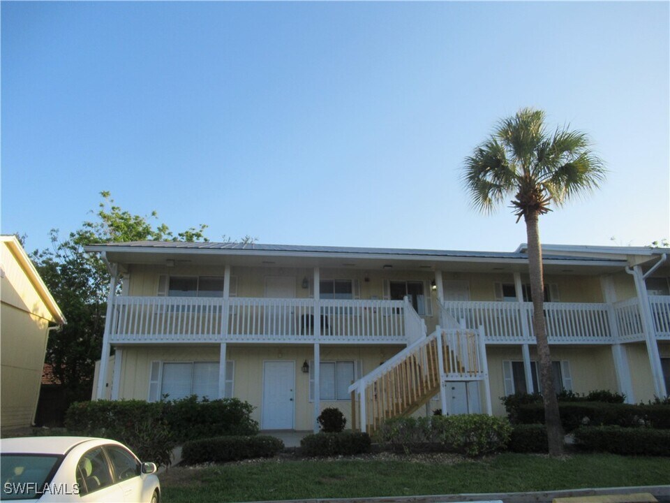4605 Bayshore Dr in Naples, FL - Building Photo