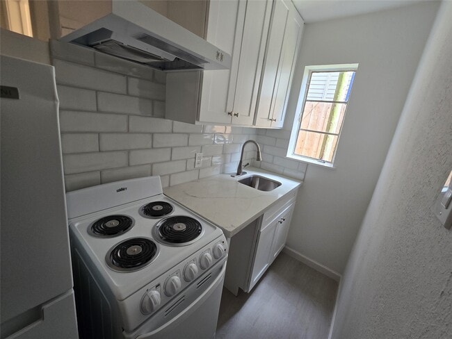 2501 Yoakum Blvd in Houston, TX - Building Photo - Building Photo