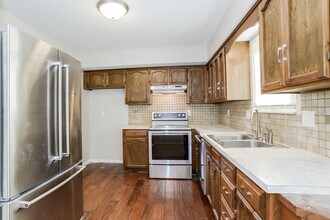 6705 NW Hidden Valley Rd in Parkville, MO - Building Photo - Building Photo