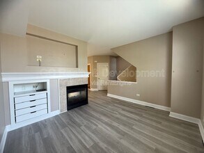 112 Lakeshore Dr in Oswego, IL - Building Photo - Building Photo