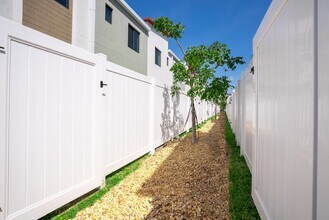 ID Oakland Park in Oakland Park, FL - Foto de edificio - Building Photo