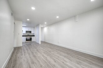 The Village at La Mesa in La Mesa, CA - Foto de edificio - Interior Photo
