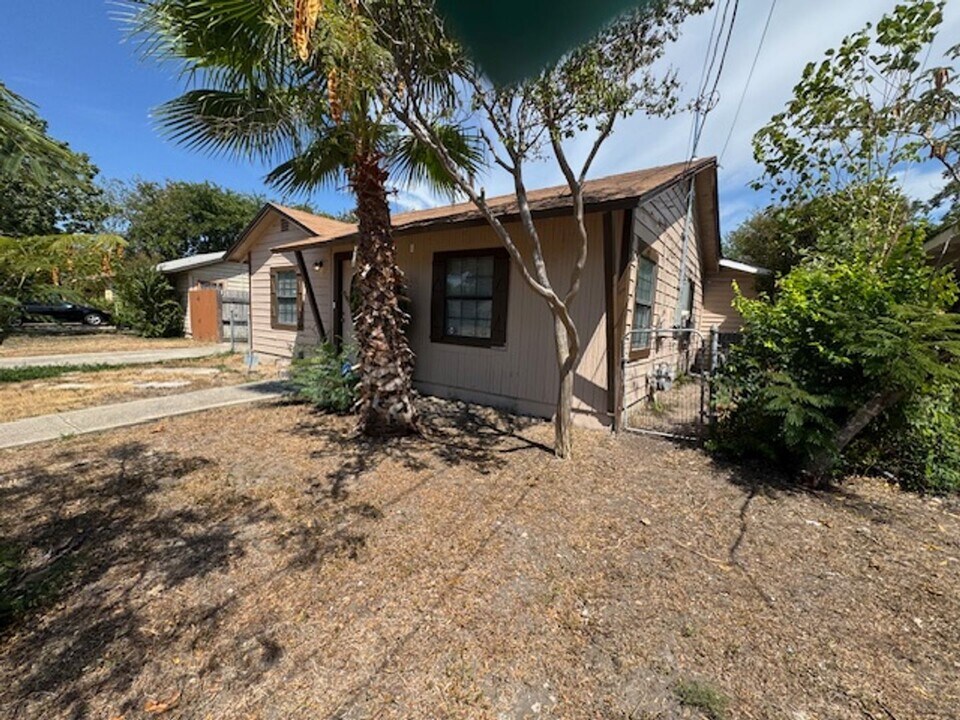 1067 Rayburn Dr in San Antonio, TX - Building Photo