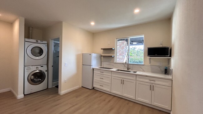 12375 Prado Ct, Unit studio in San Diego, CA - Building Photo - Building Photo