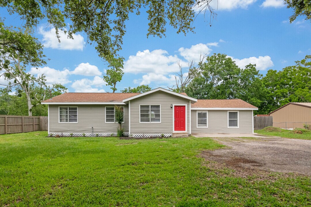 1216 Gifford Rd in Angleton, TX - Building Photo