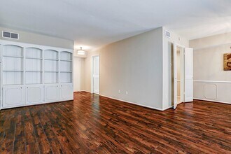 357 N Post Oak Ln in Houston, TX - Foto de edificio - Building Photo