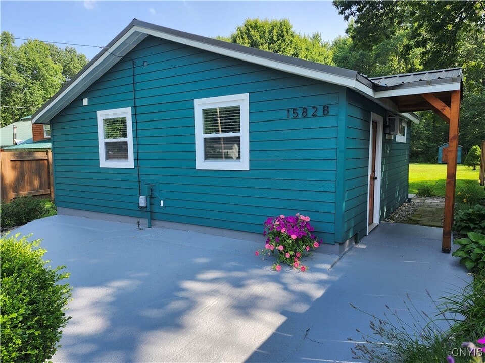 1582 Chestnut Ridge Rd in Chittenango, NY - Building Photo